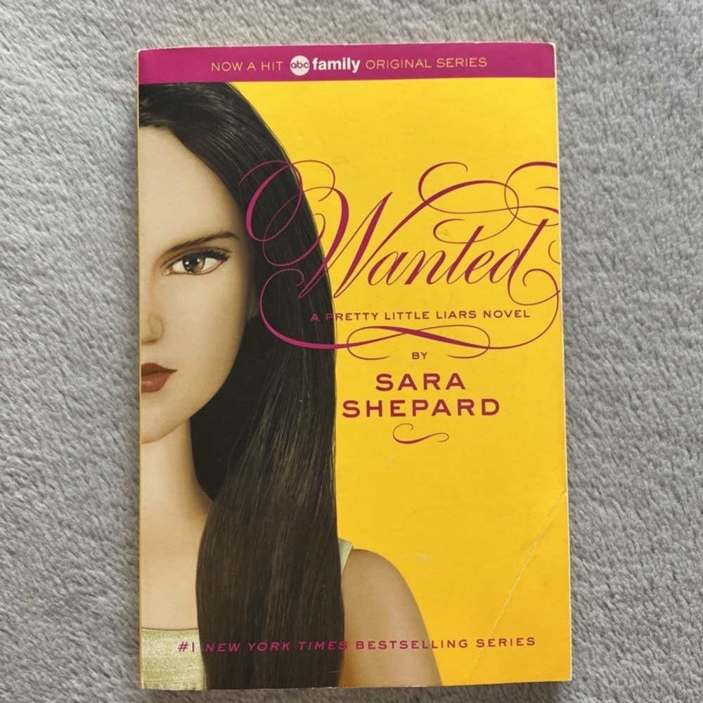 5/$25 🎆 Paperback Pretty Little Liars: Wanted by Sara Shepard